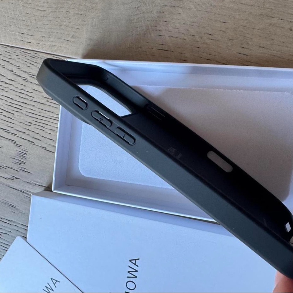 Rimowa iPhone case Aluminum iPhone 17 pro max black - Picture 4 of 6